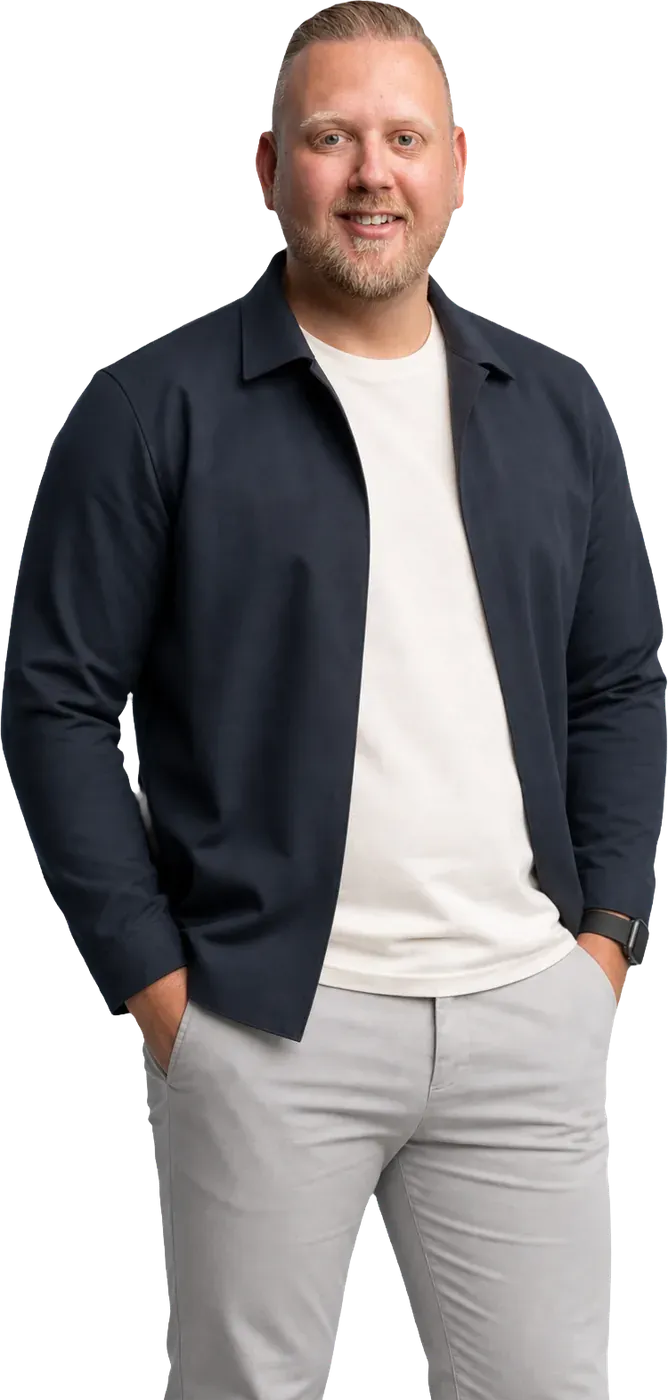 Jay Aarts, in een donkerblauw overhemd over een wit T-shirt.